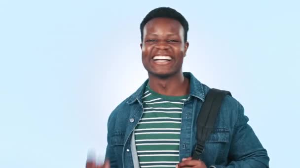 スタジオの黒人の笑顔 ポジティブで幸せな態度 白い背景で孤立した楽しい性格を持つ若いアフリカの男性モデルの幸福 — ストック動画