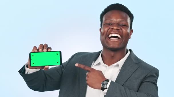 商业和黑人男子与智能手机 绿色屏幕和确定标志蓝色工作室的背景 非洲人和快乐的员工 带着手机 跟踪标识和促销活动 — 图库视频影像