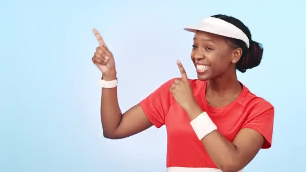 テニス 黒人女性ポイント スタジオスポーツ情報 フィットネスコマーシャルまたはトレーニングニュース 広告や発表 ワークアウトの肖像画 モックアップスペース 青い背景に興奮するアフリカのプレーヤー — ストック動画