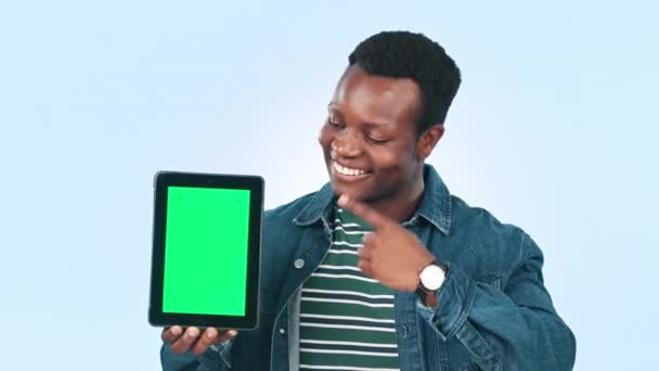 黑人男子 平板绿色屏幕和好手的成功 学生广告或展示在工作室 蓝色背景下数字模型 学院或大学应用中非洲人的面孔 — 图库视频影像