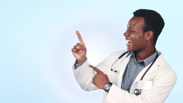 快乐的黑人男人 医生和指向广告 营销在工作室的背景 兴奋的非洲男性形象 医疗保健或医学专业人员在模仿中表现出的交易或警觉 — 图库视频影像