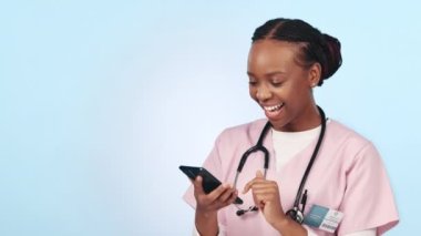 Doktor, kadın ve telefon ile sağlık hizmetleri iletişimi, komik sohbetler ve tele sağlık hizmetleri stüdyoda veya sosyal medyada. Profesyonel Afrikalı hemşire mavi arka planda tıbbi mim için cep telefonundan gülüyor..