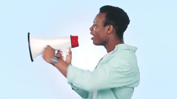 Afrikalı Bir Adam Megafon Protesto Konuşma Siyasete Öfke Adalet Mavi — Stok video