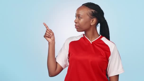 Pointing Gesicht Und Schwarze Frau Auf Einem Studiohintergrund Für Fußball — Stockvideo