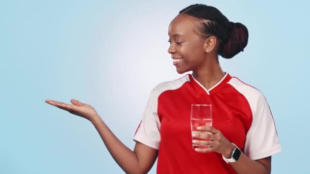 Fotbal Černá Žena Sportovní Voda Palmové Gesto Hydratační Informace Wellness — Stock video