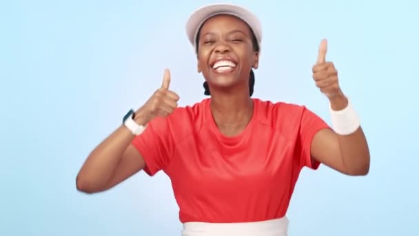 在工作室的背景下 快乐的黑人女人 竖起大拇指 在胜利或成功中运动 兴奋的人的画像 笑容满面 像情人眼里出西施 是胜利或晋升的好兆头 — 图库视频影像