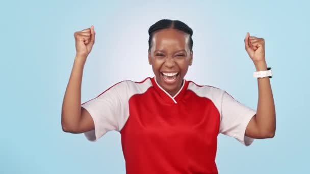 为了比赛 比赛或锦标赛的胜利 在演播室里庆祝 高兴和面对女运动员 被蓝色背景隔离的年轻非洲女足冠军的微笑 拳头抽吸和肖像 — 图库视频影像
