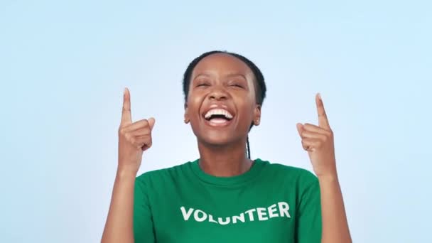 Mulher Voluntária Apontando Para Cima Sorrir Estúdio Com Revisão Sugestão — Vídeo de Stock