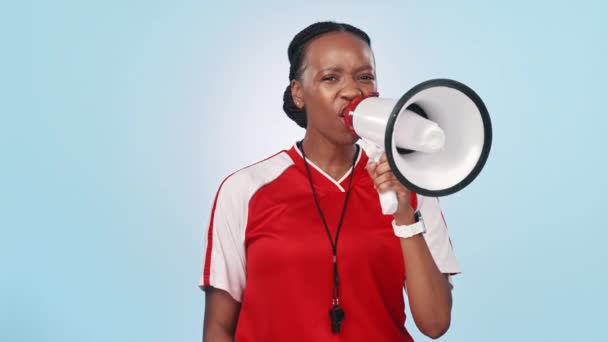 Κόκκινη Κάρτα Μεγάφωνο Και Γυναίκα Αθλήτρια Στο Στούντιο Για Ανακοίνωση — Αρχείο Βίντεο
