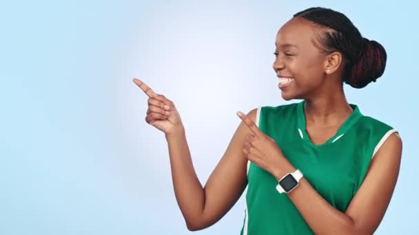 ネットボール 黒人女性ポイント スタジオスポーツ情報 フィットネストレーニング スポーツプロモーション ブランディング 青い背景のワークアウトポートレート カーディオエクササイズ アフリカのバスケットボール選手 — ストック動画