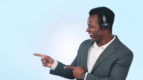 Call Center Czarny Mężczyzna Śmiejąca Się Twarz Wskazaniem Kontakt Nami — Wideo stockowe