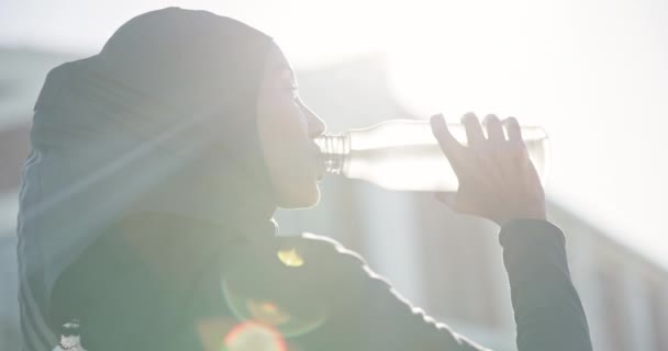 Moslim Vrouw Drinkwater Fitness Met Training Door Lens Flare Gezonde — Stockvideo
