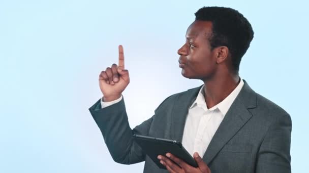 Siyahi Adam Tablet Sunuma Işaret Ederek Dijital Bilgi Mavi Arka — Stok video