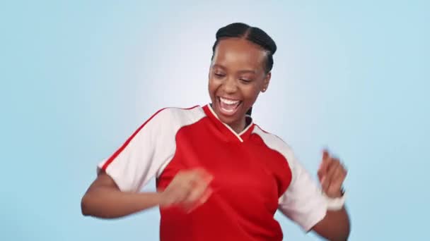 ゲーム トーナメントの勝利を祝うスタジオで女性アスリートのダンス 幸せな顔 白い背景で孤立した若いアフリカの女性サッカー選手の笑顔 — ストック動画