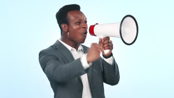 Siyahi Adam Hayatında Megafon Anons Mavi Arka Planda Hoparlör Gürültü — Stok video