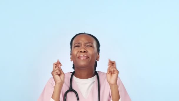 Doktor Žena Zkřížené Prsty Studiu Pro Přání Modlitbu Štěstí Stresem — Stock video