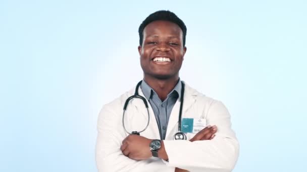 Ευτυχισμένος Μαύρος Και Γιατρός Χέρια Σταυρωμένα Στο Στούντιο Για Υγειονομική — Αρχείο Βίντεο