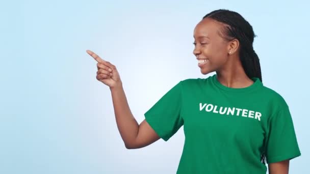 志愿者和手势的黑人妇女在工作室为Faq 核对表或签署蓝色背景的信息 肖像和非洲积极分子如何指导 演示或非政府组织平台 — 图库视频影像