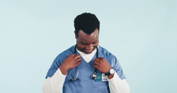 面对微笑 黑人男子和护士与听诊器心血管保健 心脏健康和工具 快乐和医学心脏科外科医生在工作室孤立的蓝色背景模型 — 图库视频影像