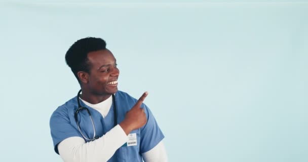 肖像画 工作室和黑人男医生都在讽刺自己在健康保险方面的建议 健康或进步 医疗专业人员 护士和介绍指南 以了解信息 微笑和蓝色背景 — 图库视频影像