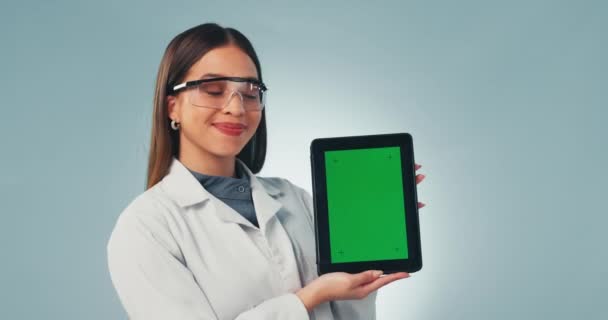 Mulher Cientista Tablet Tela Verde Estúdio Com Sorriso Rosto Rever — Vídeo de Stock