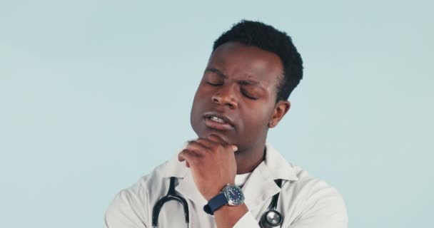 黑人男人 医生在思考和医疗观念 头脑风暴和困惑的蓝色背景 在演播室中寻找洞察力 问题的解决以及健康 解决方案或决策的未来 — 图库视频影像