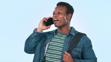 Telefon görüşmesi, mutlu ve zenci bir adam iletişim, tartışma ya da teknoloji ile konuşmak için stüdyoda. Gülümseyin, gülün ve Afrikalı erkek öğrenci cep telefonuyla beyaz arka planda konuşuyor.