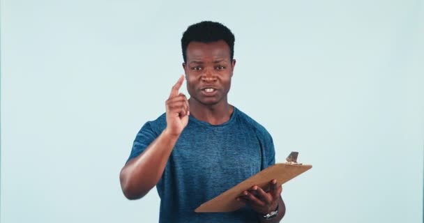 Smile Fitness Και Μαύρος Άνδρας Πρόχειρο Στο Studio Για Μυϊκή — Αρχείο Βίντεο