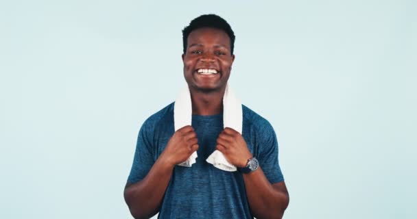 Happy Fitness Face Black Man Towel Studio Muscle Strength Body — Stock Video