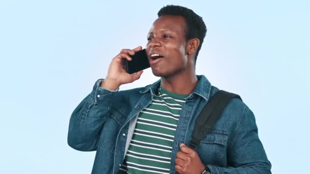 コミュニケーション ディスカッション テクノロジーのためのスタジオで電話 幸せで黒人の男性 アフリカの男性学生 白い背景による携帯電話との会話 — ストック動画