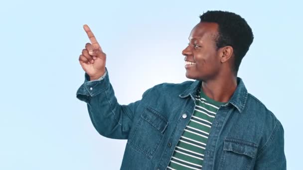 Hombre Feliz Puntero Negro Estudio Con Espacio Maqueta Para Marketing — Vídeo de stock