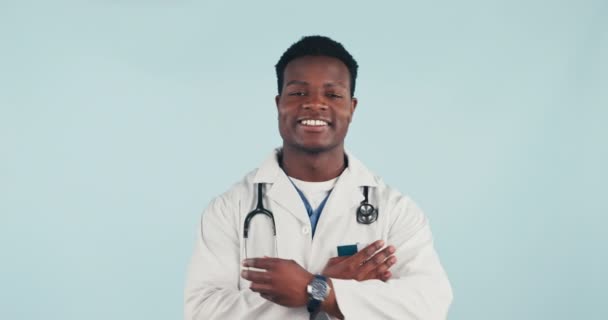 Tvář Šťastný Černoch Doktor Zkříženýma Rukama Pro Zdravotnictví Wellness Kariéru — Stock video