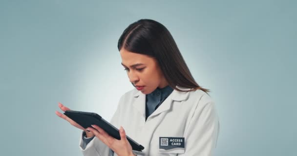 Tablet Medico Confuso Con Una Donna Scienza Studio Uno Sfondo — Video Stock