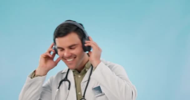 Happy Müzik Doktor Dansı Kulaklıkla Dinleyen Stüdyoda Müzik Radyo Ses — Stok video