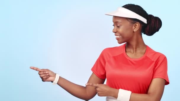 Sonrisa Deportiva Mujer Negra Apuntando Anuncio Tenis Notificación Fitness Espacio — Vídeo de stock