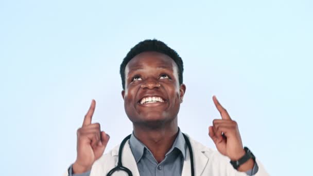 医生和黑人男子与医疗保健 指向和晋升蓝色工作室背景 具有手部手势 告示和机会的人物形象 非洲人和医学专业人员 — 图库视频影像