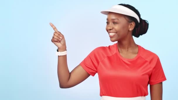テニス 黒い女性のポイントおよびスポーツはアスリートのフィードバックの意見 広告のタイムライン リストまたはブランドのロゴの設計のためのOkの印 モックアップスペースポートレート 絵文字Okアイコンとスタジオプレーヤーブルーの背景 — ストック動画