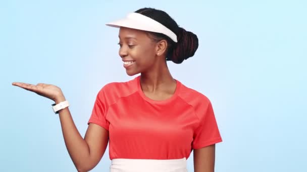 Tenis Mujer Negra Feliz Gesto Palma Deportiva Para Colocación Productos — Vídeos de Stock