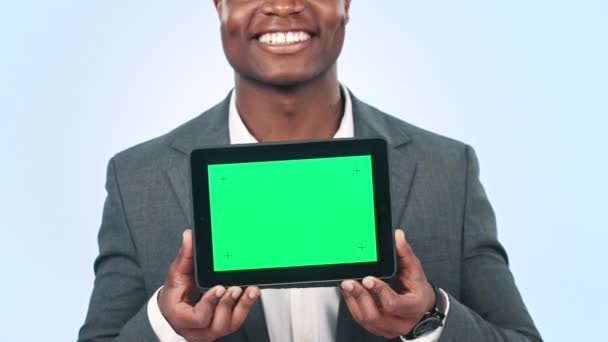 Hombre Negro Tableta Pantalla Verde Presentación Para Anuncios Comerciales Información — Vídeo de stock