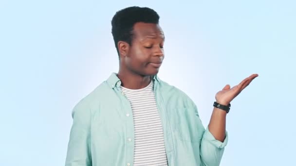 Karar Omuz Silkme Stüdyodaki Siyah Adamın Yüzü Seçim Seçenek Denge — Stok video