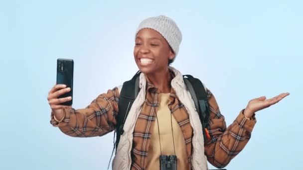 Senderismo Videollamada Mujer Negra Con Mano Apuntando Maqueta Estudio Para — Vídeo de stock