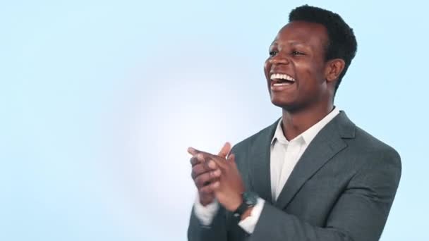 Siyahi Adam Adamı Başarı Için Alkış Stüdyoda Başarıya Övgüler Mavi — Stok video