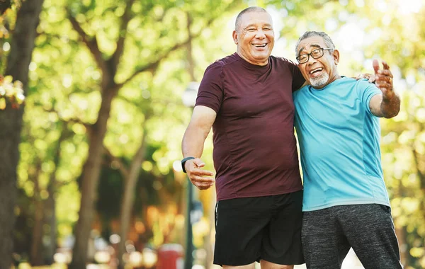为了健康而退休和锻炼 在公园的特写镜头中拥抱 微笑和笑着开玩笑 在联系 活动或锻炼中快乐的成熟男人或朋友 以促进变化 健康或健康 — 图库照片