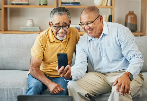 Amigos Telefone Homens Seniores Sofá Sorriem Para Selfie Foto Perfil — Fotografia de Stock