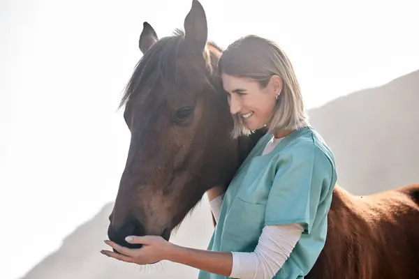 自然の中で動物を愛するために または幸せのための農場での馬の医師 ケアと笑顔 サンシャイン 健康のためのヘルスケアの専門家 ベット および馬術の医療 — ストック写真