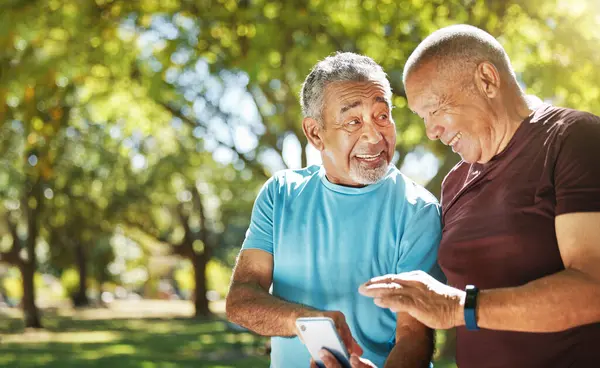 男人和电话在公园里交谈 以获得健康 训练结果和关于应用程序的对话 沟通和与手机的老朋友一起监测运动或跑步后的健康状况 — 图库照片