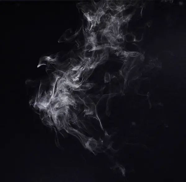 在有黑暗背景的工作室里 通过抽象地模拟空间的魔法效果来产生蒸汽 雾或气体 空气中散发的气味 烟雾或雾气 在黑色背景下模拟云雾模式 — 图库照片