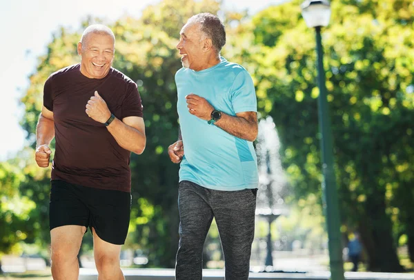 Senior Hombres Correr Por Aptitud Calle Ciudad Para Bienestar Ejercicio —  Fotos de Stock