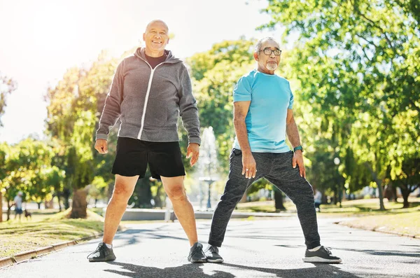 Glad Senior Man Vänner Och Stretching Naturen För Träning Träning — Stockfoto