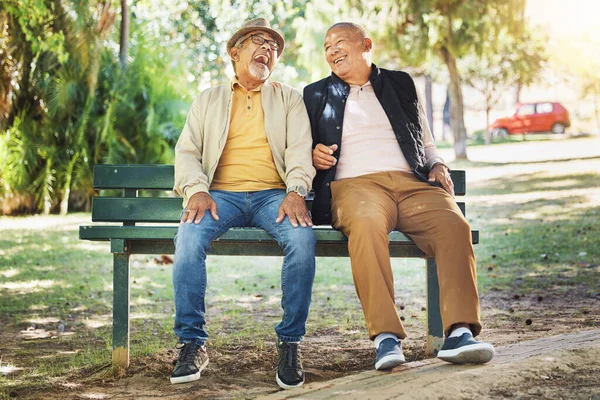 Oudere Vrienden Gelukkig Mannen Parkbank Praten Bindingen Buiten Ontspannen Pensionering — Stockfoto